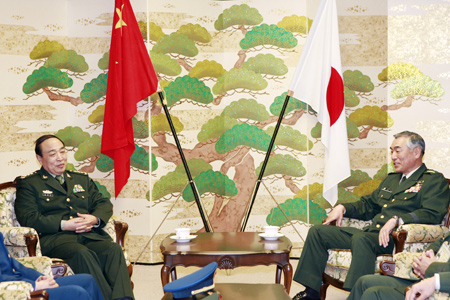 Ge Zhenfeng (L), deputy chief of the General Staff of Chinese People's Liberation Army (PLA), talks with Chief of Staff of Japan's Ground Self-Defence Force (GSDF) Gen. Ryoichi Oriki in Tokyo, Japan, on Feb. 19, 2009. Ge visited Japan from Feb. 16 to 20.[Xinhua]