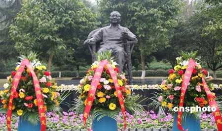 People from around the country place commemorative flowers in front of the bronze statue of late Chinese leader Deng Xiaoping in the village of Paifang, Guang'an City in southwest China's Sichuan Province on Thursday, February 19, 2009, to mark the 12th anniversary of Deng's death.[cnsphoto]