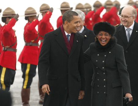 US President Barack Obama (L) talks with Canadian Governor General Michaelle Jean (R) after arriving in Ottawa, February 19, 2009. [China Daily/Agencies] 