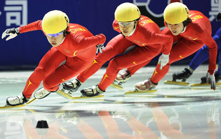  China's Zhou Yang (L), Liu Qiuhong (C) and Sun Linlin compete during the women's 1500m short track speed skating finals at the 24th World Winter Universiade in Harbin, capital of northeast China's Heilongjiang Province, Feb. 19, 2009. Zhou took the gold medal of the event. Liu won the silver medal while Sun got the bronze. [Guo Dayue/Xinhua]