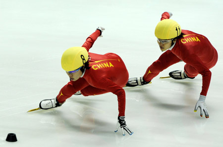 China's Zhou Yang (L) competes during the women's 1500m short track speed skating finals at the 24th World Winter Universiade in Harbin, capital of northeast China's Heilongjiang Province, Feb. 19, 2009. Zhou took the gold medal in the event. [Li Yong/Xinhua] 