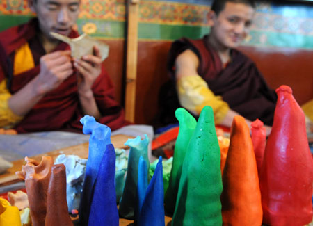 Tibetan lamas make colorful plates at a lama temple in Lhasa, capital of southwest China's Tibet Autonomous Region, Feb. 19, 2009. [Xinhua]