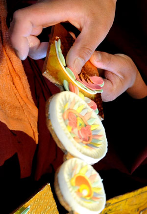 Tibetan lamas make colorful plates at a lama temple in Lhasa, capital of southwest China's Tibet Autonomous Region, Feb. 19, 2009. [Xinhua]