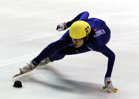 Lee Seung Hoon of South Korea competes during the men's 1500m short track speed skating finals at the 24th World Winter Universiade in the Harbin University of Science and Technology Skating Gym of Harbin, capital of northeast China's Heilongjiang Province, Feb. 19, 2009. Lee claimed the title in the event with 2 minutes and 18.016 seconds. [Li Yong/Xinhua]