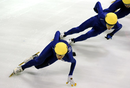 Lee Seung Hoon (L) of South Korea competes during the men's 1500m short track speed skating finals at the 24th World Winter Universiade in the Harbin University of Science and Technology Skating Gym of Harbin, capital of northeast China's Heilongjiang Province, Feb. 19, 2009. Lee claimed the title in the event with 2 minutes and 18.016 seconds. [Li Yong/Xinhua]