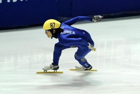 Lee Seung Hoon of South Korea competes during the men's 1500m short track speed skating finals at the 24th World Winter Universiade in the Harbin University of Science and Technology Skating Gym of Harbin, capital of northeast China's Heilongjiang Province, Feb. 19, 2009. Lee claimed the title in the event with 2 minutes and 18.016 seconds. [Li Yong/Xinhua]