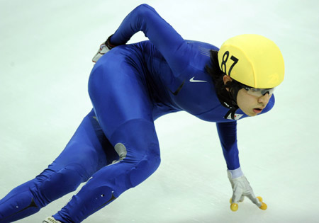 Lee Seung Hoon of South Korea competes during the men's 1500m short track speed skating finals at the 24th World Winter Universiade in the Harbin University of Science and Technology Skating Gym of Harbin, capital of northeast China's Heilongjiang Province, Feb. 19, 2009. Lee claimed the title in the event with 2 minutes and 18.016 seconds. [Chen Kai/Xinhua]