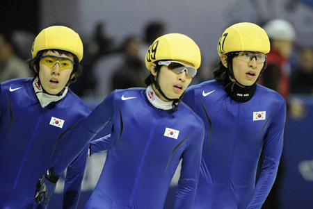 Gold medalist Lee Seung Hoon (R), silver medalist Kim Seoung Il (L) and bronze medalist Yun Tae Sik of South Korea react after the men's 1500m short track speed skating finals at the 24th World Winter Universiade in the Harbin University of Science and Technology Skating Gym of Harbin, capital of northeast China's Heilongjiang Province, Feb. 19, 2009. [Guo Dayue/Xinhua]