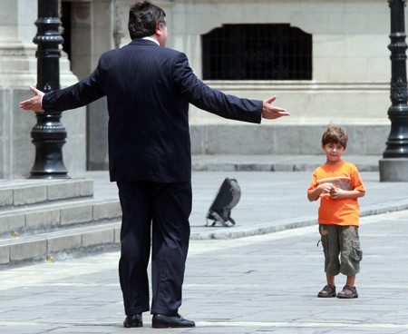 Peruvian President Alan Garcia and his son conceived out of wedlock play at the presidential palace in Lima Feb. 18, 2009.[Xinhua] 