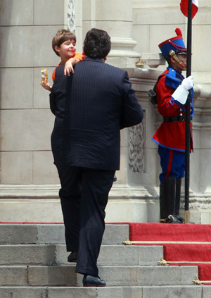  Peruvian President Alan Garcia and his son conceived out of wedlock play at the presidential palace in Lima Feb. 18, 2009.[Xinhua] 