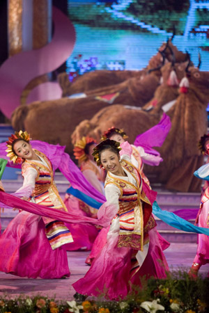 Tibetan artists in traditional costumes perform dance at a gala to celebrate the Tibetan New Year in Lhasa, capital of southwest China's Tibet Autonomous Region, Feb. 18, 2009. [Zhu Wei/Xinhua]