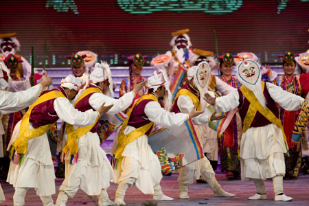 Tibetan artists perform dance at a gala to celebrate the Tibetan New Year in Lhasa, capital of southwest China's Tibet Autonomous Region, Feb. 18, 2009. [Zhu Wei/Xinhua]