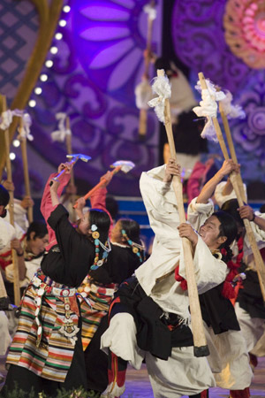  Tibetan artists in traditional costumes perform dance at a gala to celebrate the Tibetan New Year in Lhasa, capital of southwest China's Tibet Autonomous Region, Feb. 18, 2009. [Zhu Wei/Xinhua]