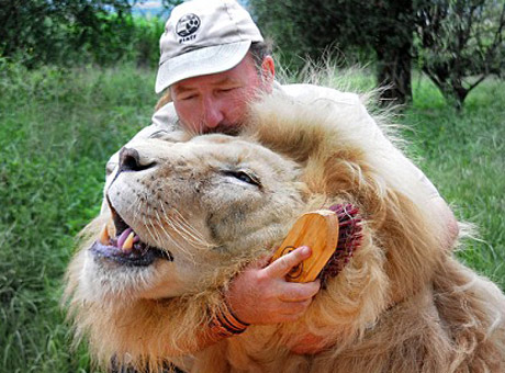  Mr Larenty hugs Jamu, who he says has complete trust in him. [Xinhuanet/Agencies]