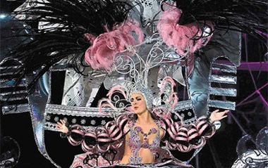 Leonor Barreto Fuentes, a contestant at Tenerife Carnival Queen 2009, performs in Santa Cruz de Tenerife on the Spanish Canary Island of Tenerife late on Wednesday. Her outfit is called Aria de Amor (Melody of Love). [China Daily/Reuters]
