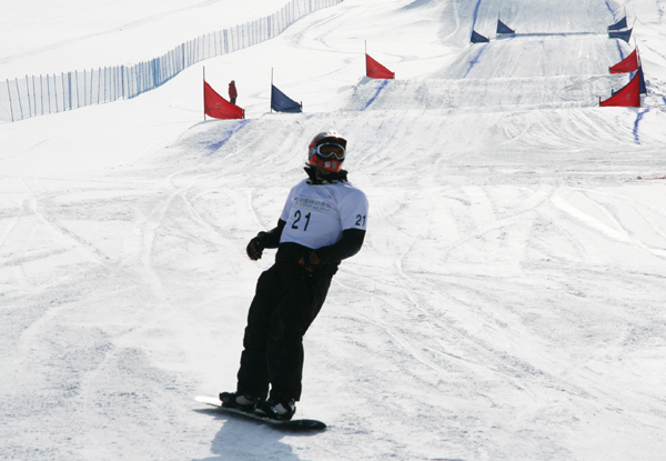 Snowboarders warm up for the qualifying heats at the 24th Winter Universiade at Maoershan Ski Resort on Friday morning. [Huang Shan/China.org.cn]