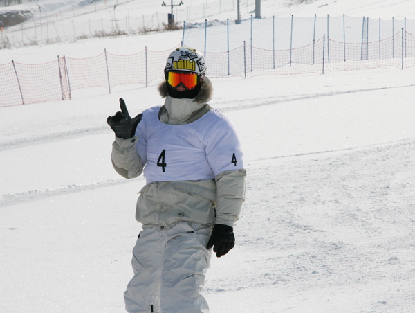 Snowboarders warm up for the qualifying heats at the 24th Winter Universiade at Maoershan Ski Resort on Friday morning. [Huang Shan/China.org.cn]