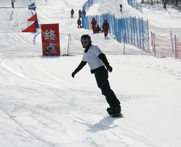 Snowboarders warm up for the qualifying heats at the 24th Winter Universiade at Maoershan Ski Resort on Friday morning. [Huang Shan/China.org.cn]