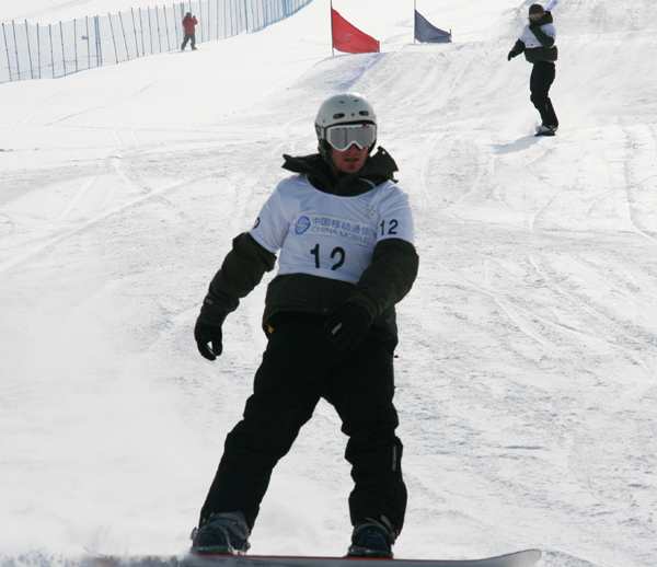 Snowboarders warm up for the qualifying heats at the 24th Winter Universiade at Maoershan Ski Resort on Friday morning. [Huang Shan/China.org.cn]