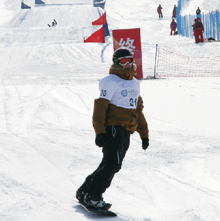 Snowboarders warm up for the qualifying heats at the 24th Winter Universiade at Maoershan Ski Resort on Friday morning. [Huang Shan/China.org.cn]