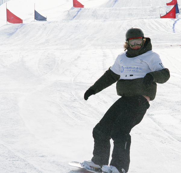 Snowboarders warm up for the qualifying heats at the 24th Winter Universiade at Maoershan Ski Resort on Friday morning. [Huang Shan/China.org.cn]