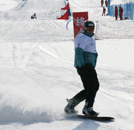 Snowboarders warm up for the qualifying heats at the 24th Winter Universiade at Maoershan Ski Resort on Friday morning. [Huang Shan/China.org.cn]