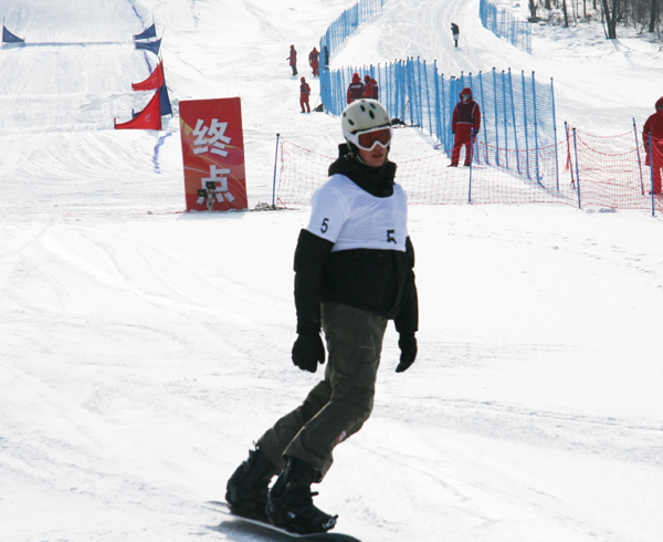 Snowboarders warm up for the qualifying heats at the 24th Winter Universiade at Maoershan Ski Resort on Friday morning. [Huang Shan/China.org.cn]