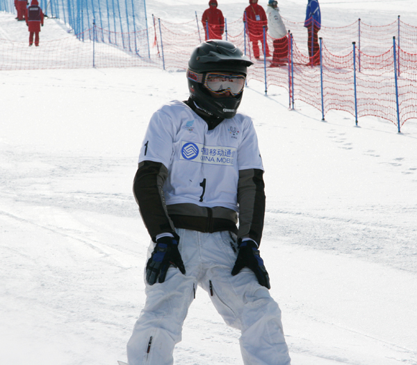 Snowboarders warm up for the qualifying heats at the 24th Winter Universiade at Maoershan Ski Resort on Friday morning. [Huang Shan/China.org.cn]