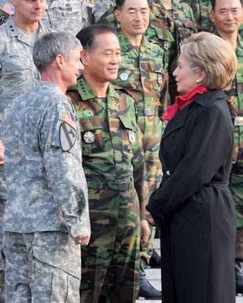  U.S. Secretary of State Hillary Clinton (1st R, front) talks with Gen. Walter Sharp (1st L, front), the commander of U.S. Forces Korea, and a South Korean officer during her visit at Yongsan Garrison in Seoul, on Feb. 20, 2009.[Xinhua]