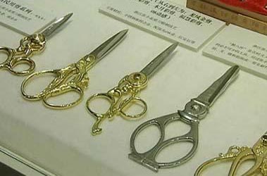 The crafting of Zhang Xiaoquan Scissors began in 1663. Making Zhang Xiaoquan Scissors involved as many as 72 processes. 
