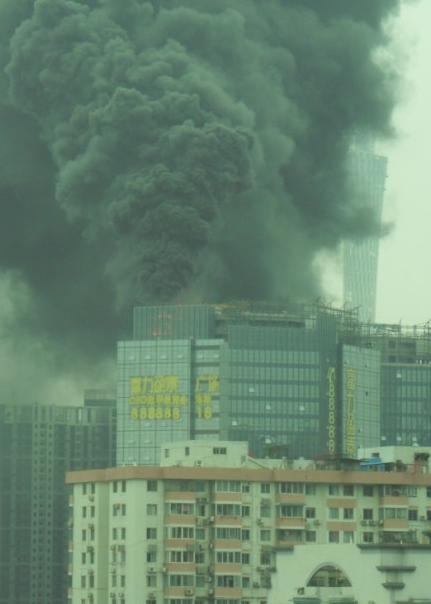 A skyscraper in Guangzhou city caught fire this morning. Smoke can be seen 10 km away