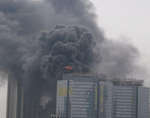 A skyscraper in Guangzhou city caught fire this morning. Smoke can be seen 10 km away