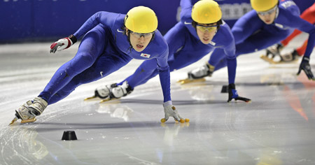 Lee Seung Hoon (L) of South Korea competes during the men's 1500m short track speed skating finals at the 24th World Winter Universiade in the Harbin University of Science and Technology Skating Gym of Harbin, capital of northeast China's Heilongjiang Province, Feb. 19, 2009. Lee claimed the title in the event with 2 minutes and 18.016 seconds. 