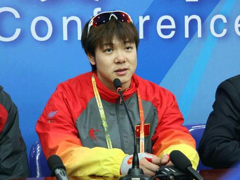 Yu Fengtong answering questions at the press conference. He was satisfied with his performance despite finishing second, losing to Lee Kang Seok from Korea.