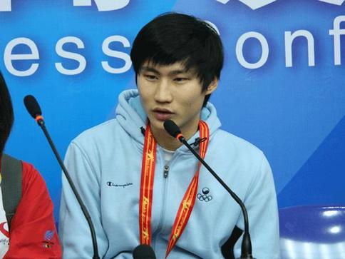 Lee Kang Seok is answering questions at the press conference. He contributed his success to his good state of mind.