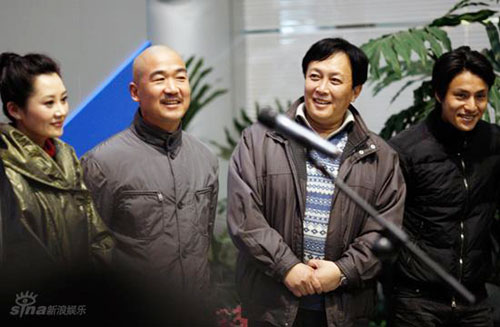 The cast members (from left to right Xu Qing, Zhang Guoli, Tang Guoqiang and Chen Kun) have a group photo taken on the launch ceremony of the movie 'Founding a Country' held in Beijing, Feb. 12, 2009.