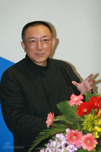 Han Sanping, chairman of China Film Group Corporation, also the film's general director, addresses the media on the launch ceremony of the movie 'Founding a Country' held in Beijing, Feb. 12, 2009. 