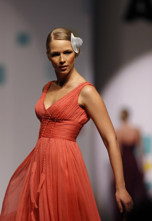 A model presents a creation by a famous Mexican designer during his fashion show 'Pioneer 2009' in Mexico City, capital of Mexico, on Feb. 18, 2009. 