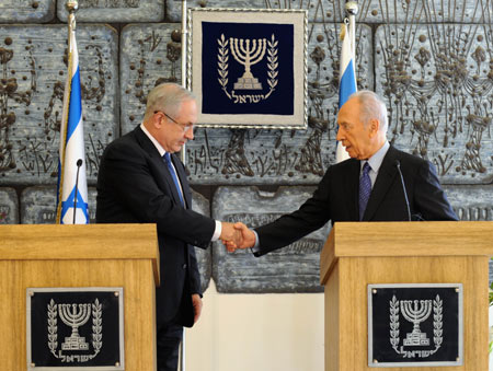 Israeli President Shimon Peres officially entrusted the chairman of the right-wing Likud party Benjamin Netanyahu with the task of building a coalition, 10 days after the parliamentary election.