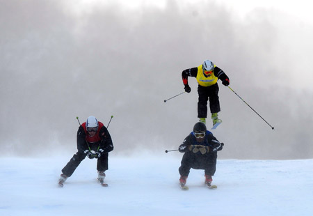 Gold medalist Antoine Galland of France (Bottom R), silver medalist Andreas Tischendorf of Germany (L) and bronze medalist Manuel Eicher of the Switzerland compete during the men's ski cross finals of freestyle skiing at the 24th World Winter Universiade in the Yabuli Ski Resort, 195km southeast away from Harbin, capital of northeast China's Heilongjiang Province, Feb. 20, 2009. (Xinhua/Xu Yu)