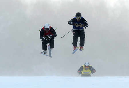 Gold medalist Antoine Galland of France (Front R), silver medalist Andreas Tischendorf of Germany (L) and bronze medalist Manuel Eicher of the Switzerland compete during the men's ski cross finals of freestyle skiing at the 24th World Winter Universiade in the Yabuli Ski Resort, 195km southeast away from Harbin, capital of northeast China's Heilongjiang Province, Feb. 20, 2009. (Xinhua/Xu Yu)