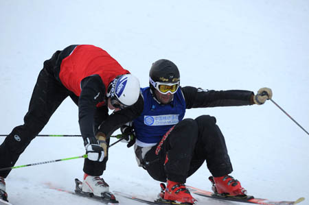 Gold medalist Antoine Galland of France (L) and silver medalist Andreas Tischendorf of Germany compete during the men's ski cross finals of freestyle skiing at the 24th World Winter Universiade in the Yabuli Ski Resort, 195km southeast away from Harbin, capital of northeast China's Heilongjiang Province, Feb. 20, 2009. (Xinhua/Xu Yu)
