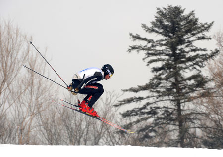 Gold medalist Antoine Galland of France competes during the men's ski cross finals of freestyle skiing at the 24th World Winter Universiade in the Yabuli Ski Resort, 195km southeast away from Harbin, capital of northeast China's Heilongjiang Province, Feb. 20, 2009. (Xinhua/Xu Yu)