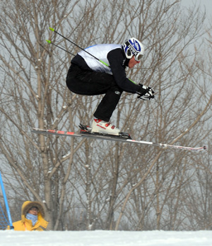  Silver medalist Andreas Tischendorf of Germany competes during the men's ski cross finals of freestyle skiing at the 24th World Winter Universiade in the Yabuli Ski Resort, 195km southeast away from Harbin, capital of northeast China's Heilongjiang Province, Feb. 20, 2009. (Xinhua/Xu Yu)