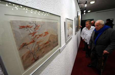 People visit paintings by Fanya Pines during an exhibition in Jerusalem, Feb. 19, 2009.