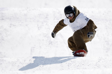 China's Li Fengfeng competes during the qualifications of men's snowboard cross in the 24th World Winter Universiade at the Maoershan Ski Resort, 85km southeast from Harbin, capital of northeast China's Heilongjiang Province, Feb. 20, 2009. Li took the 28th place after the qualifications with 1:05.79.