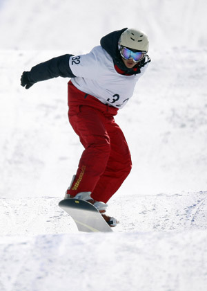 China's Xu Ke competes during the qualifications of men's snowboard cross in the 24th World Winter Universiade at the Maoershan Ski Resort, 85km southeast from Harbin, capital of northeast China's Heilongjiang Province, Feb. 20, 2009. Xu took the 31st place after the qualifications with 1:11.94.