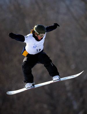 Phillip Maclarn of Australia competes during the qualifications of men's snowboard cross in the 24th World Winter Universiade at the Maoershan Ski Resort, 85km southeast from Harbin, capital of northeast China's Heilongjiang Province, Feb. 20, 2009. Phillip Maclarn took the 18th place after the qualifications with 1:03.26.