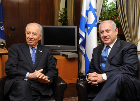 Israeli President Shimon Peres (L) meets with Likud leader Binyamin Netanyahu about forming a new Israeli government in Jerusalem, Feb. 20, 2009. Peres began on Wednesday evening his consultations with Knesset (parliament) factions ahead of selecting the next premiership candidate.[Xinhua/GPO]