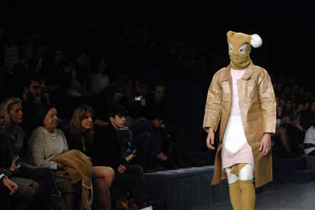 A model displays a creation by designer Marta Montoto during the first day of Madrid Fashion Week held in Madrid Feb. 20, 2009. The five-day fashion gala will host 45 fashion shows by 55 designers. [Xinhua]